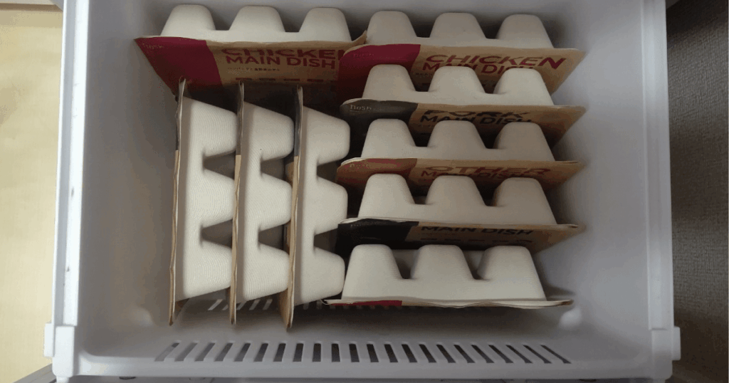 ナッシュの商品を冷凍庫に入れる様子